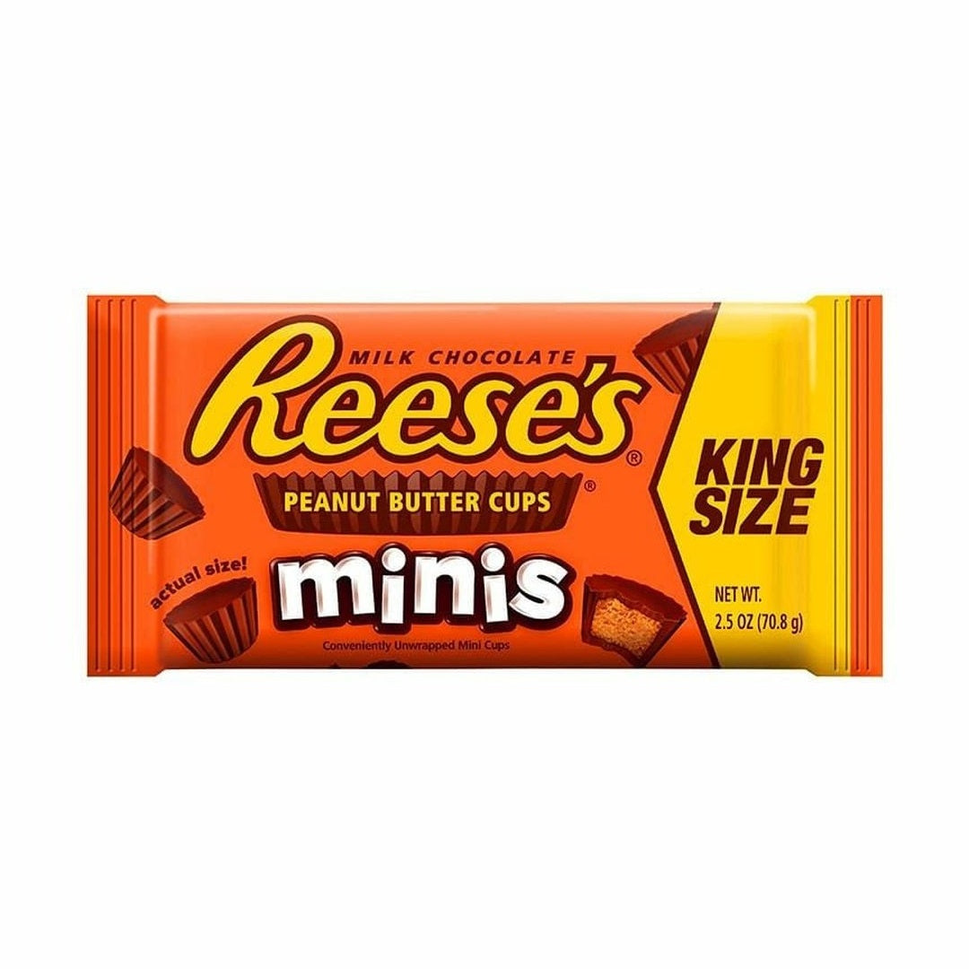 Un emballage orange sur fond blanc avec plein de chocolats en cup qui tombent du ciel, à droite il ya un zone jaune où il est écrit « King Size »