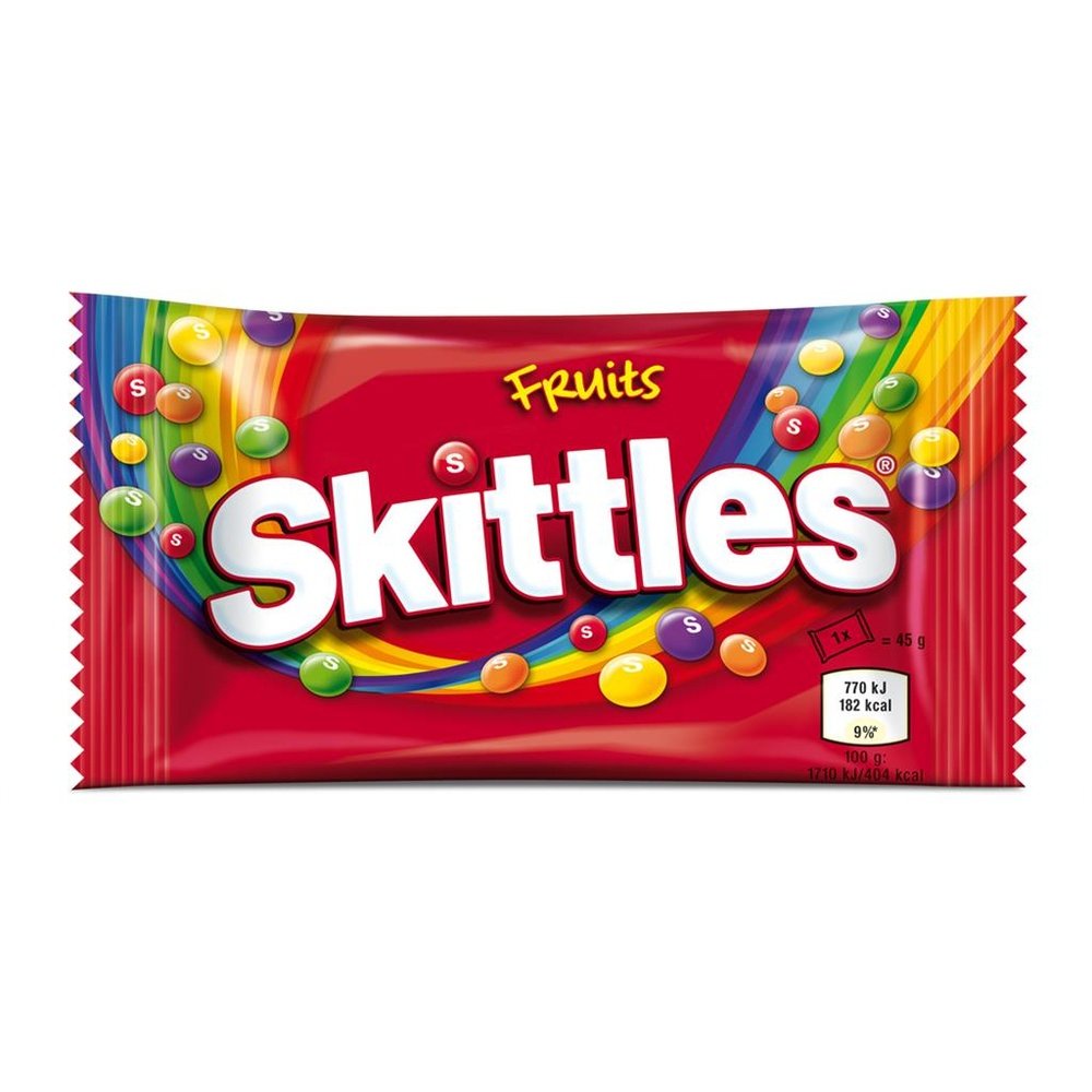 Un emballage rouge sur fond blanc avec un arc-en-ciel et en bas à droite 5 Skittles qui perdent leur coquilles ; orange, vert, jaune, mauve et rose