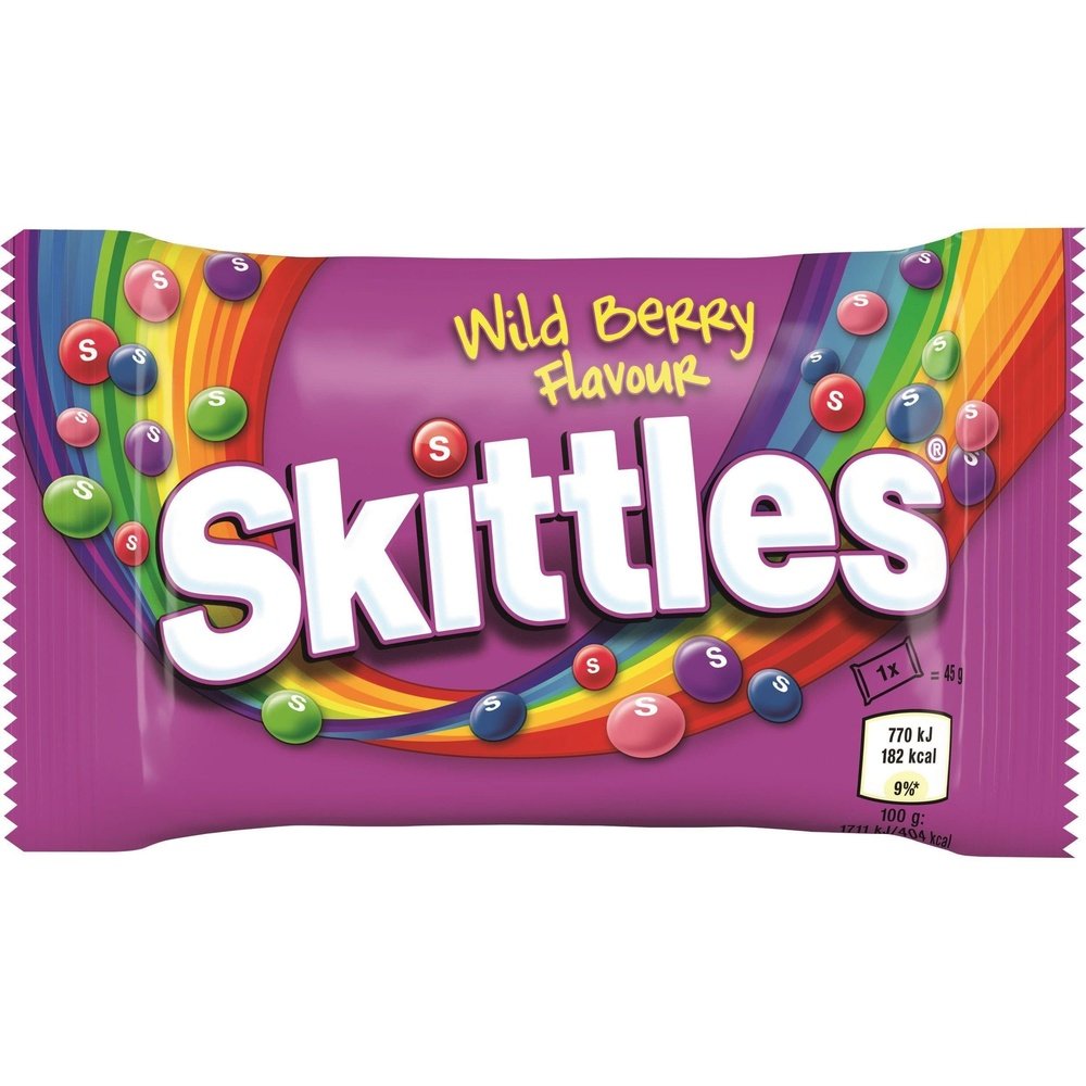 Un emballage mauve avec un arc-en-ciel et plein de Skittles colorés dessus, le tout sur fond blanc