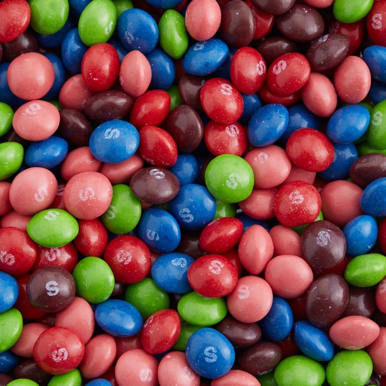 Un tas de Skittles rouge, rose, brun, bleu et vert