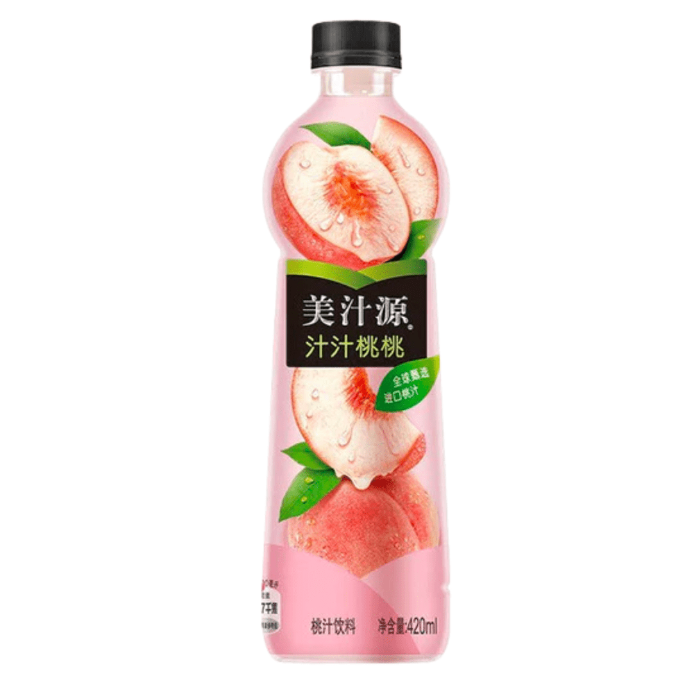 Une bouteille rose avec un capuchon noir et plein de morceaux de fraises sur l’étiquette, le tout sur fond blanc