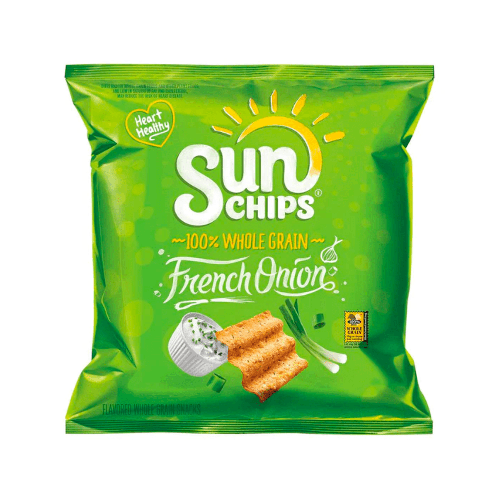 Un emballage vert avec un bol blanc rempli d’une crème blanche, une chips en carré orange et de la ciboulette. Le tout sur fond blanc