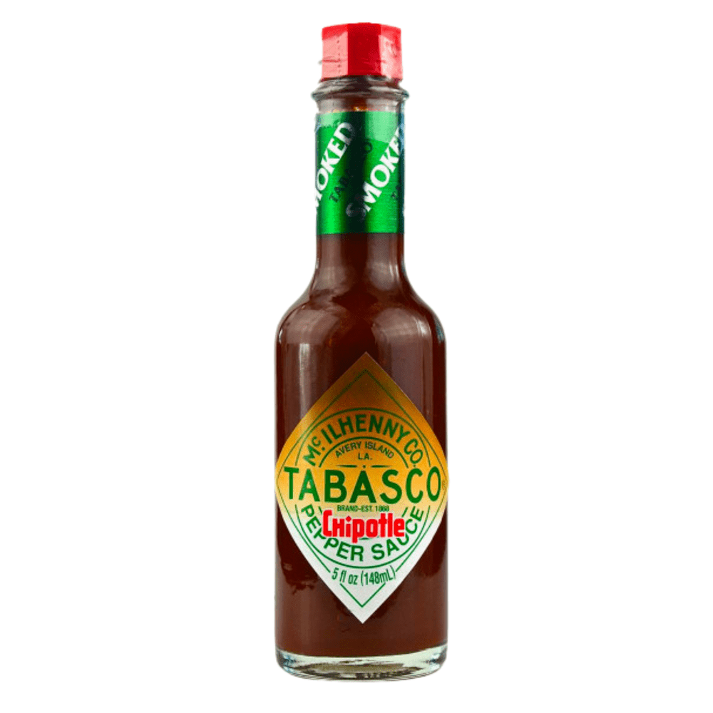 Une bouteille en verre remplie d’une sauce rouge, un capuchon rouge et une étiquette orange et blanche avec des écrits verts. Le tout sur fond blanc