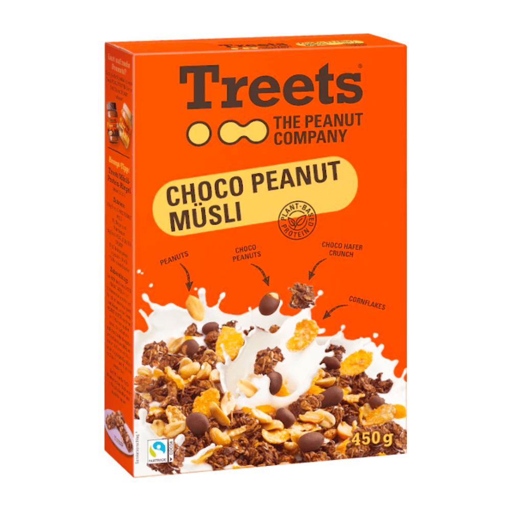 Un carton orange sur fond blanc avec écrit au-dessus « Treets » et en bas il y a des céréales bruns et marrons avec du lait