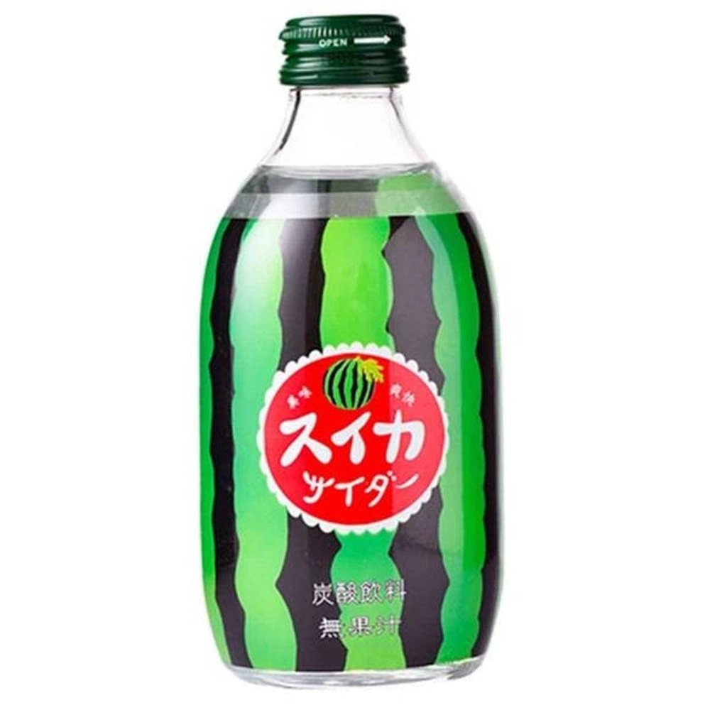 Une petite bouteille en verre avec un capuchon verte, il y a une étiquette à la peau d’une pastèque. Le tout sur fond blanc