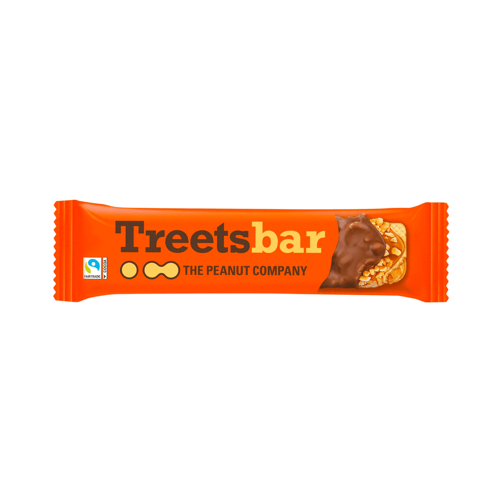 Un emballage orange sur fond blanc avec une barre de biscuits, caramel et cacahuètes qui est enrobée de chocolat
