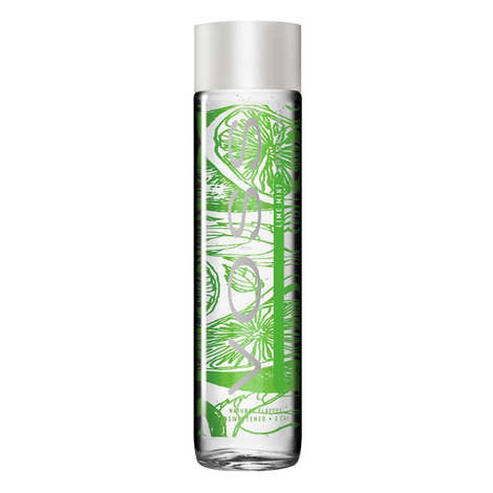 Une bouteille arrondie en verre rempli d’eau, il y a des motifs verts de feuilles de menthe et le capuchon est gris et arrondie. Le tout sur fond blanc