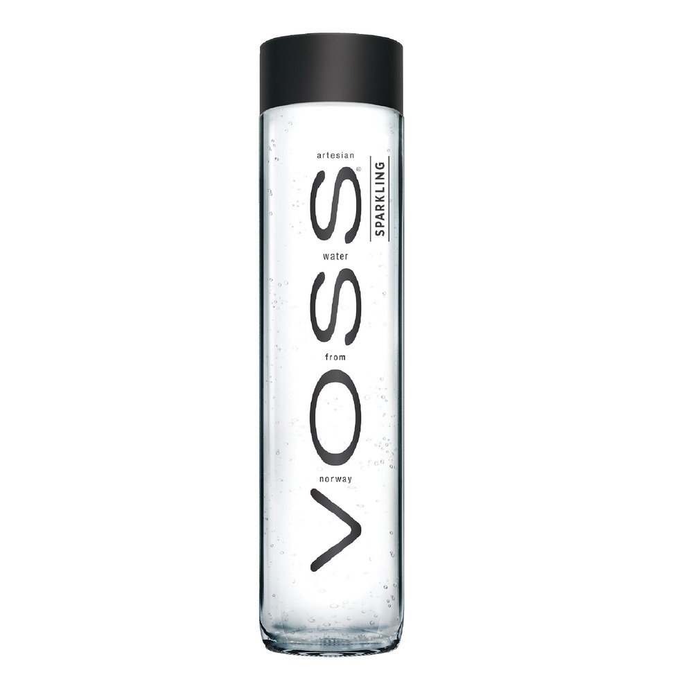 Une bouteille arrondie en verre rempli d’eau avec un capuchon noir et arrondie. Le tout sur fond blanc