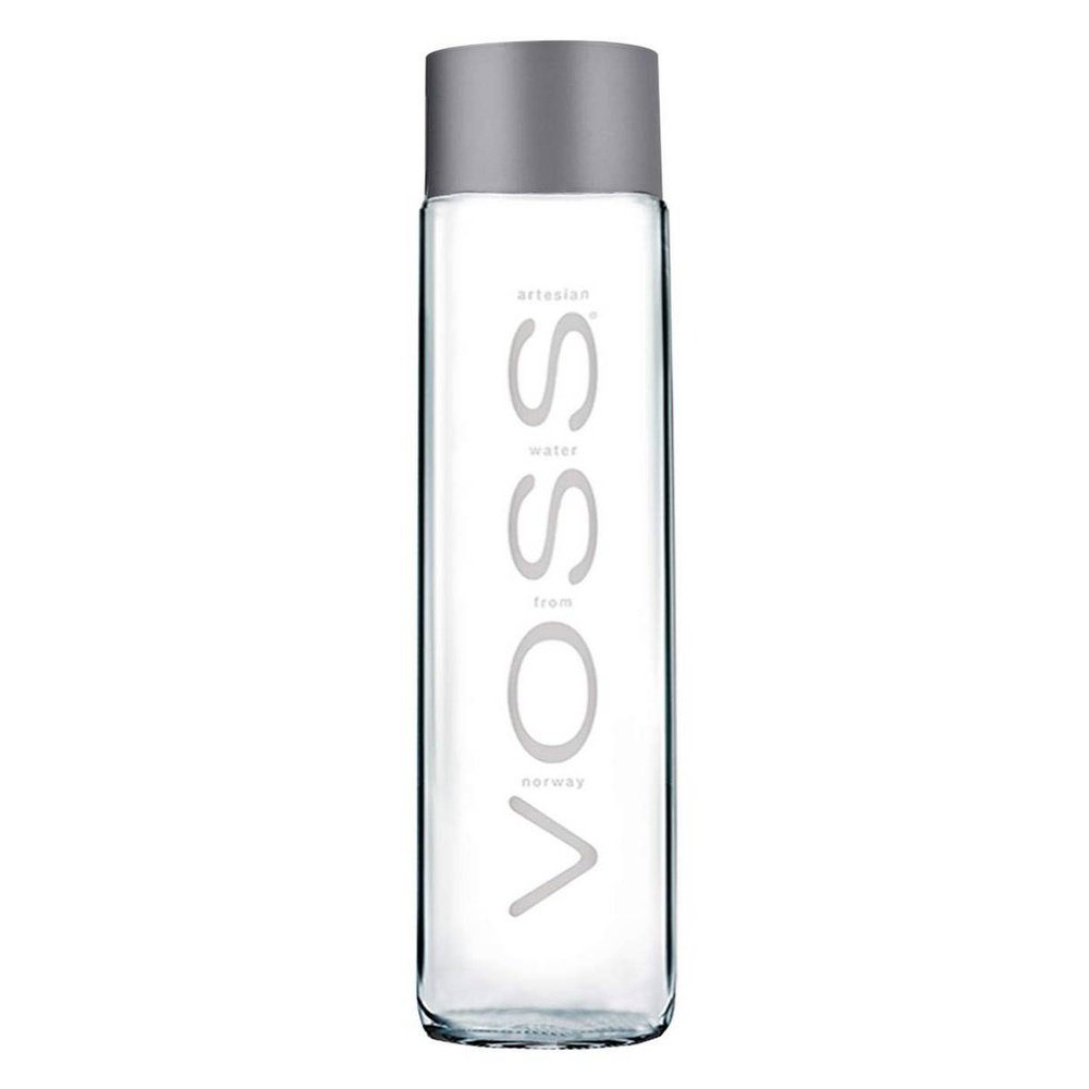 Une bouteille arrondie en verre rempli d’eau avec un capuchon gris et arrondie. Le tout sur fond blanc